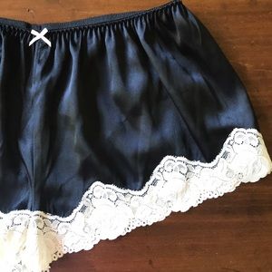 NWT Maidenform Black Lace Cami and shorts set